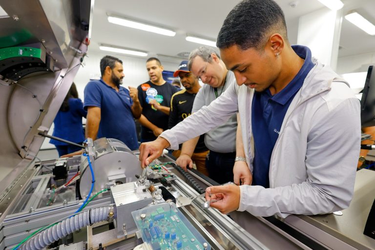 Parceria entre Abrapa e Uster capacita inspetores para modernização da classificação do algodão